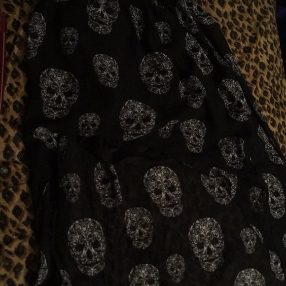 TRENDY SKULL SKIRT - Picture 2 of 2